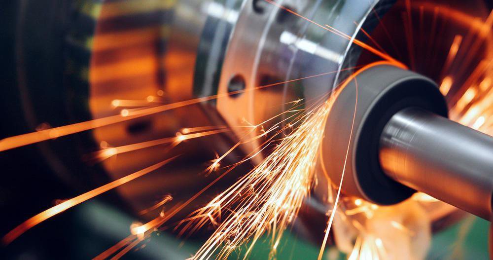 Rectificado de precisión con chispas en taller industrial